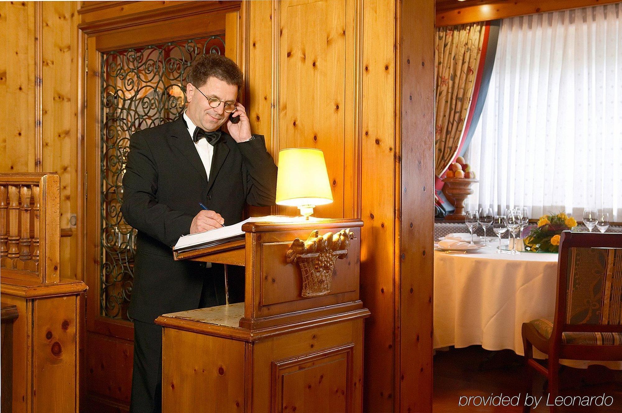 Colombi Hotel Freiburg im Breisgau Restaurang bild A butler at work